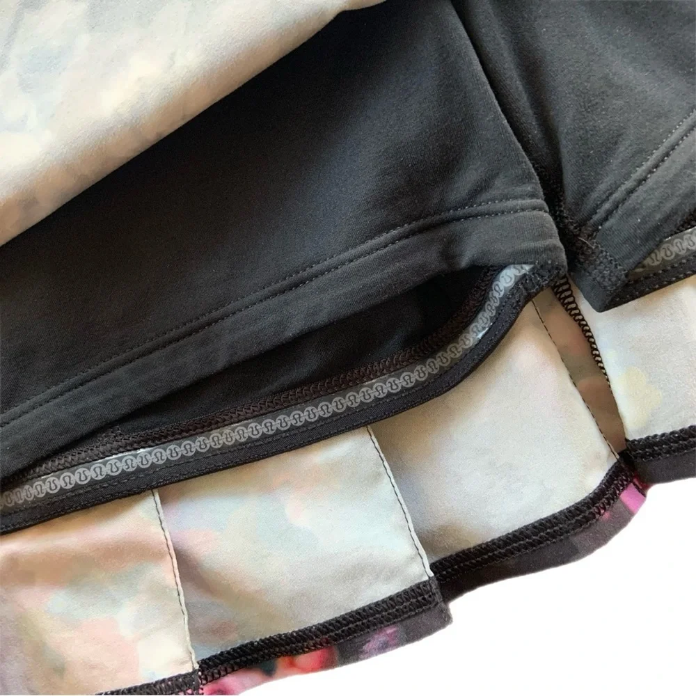 Lululemon Run Pace Setter Skirt - Size 6 Spring has sprung multi / black
